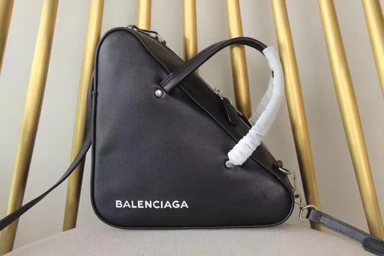 BALENCIAG巴黎世家 TRIANGLE DUFFLE L 三角包2018最新款 最In單品 可手提斜跨  BL1104